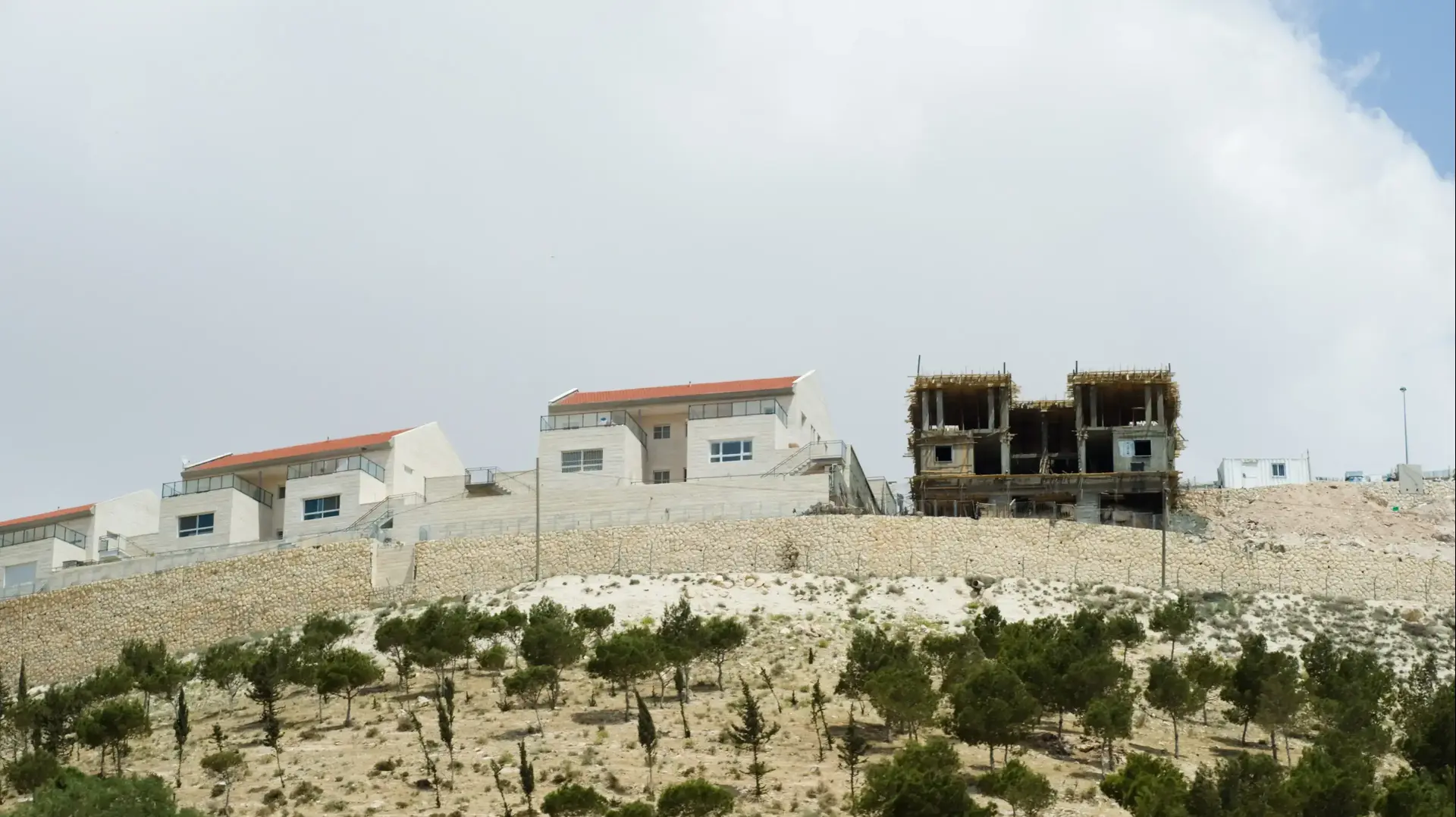 בנייה במעלה אדומים