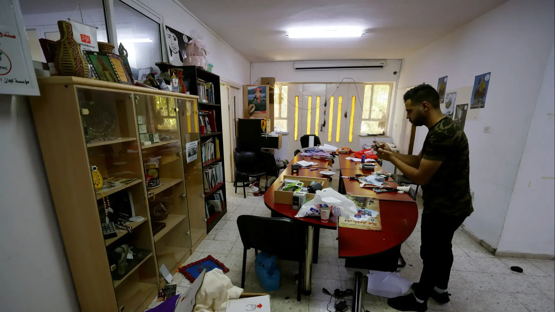 אדם עומד במשרדים הסגורים של ארגון איחוד ועדות הנשים ברמאללה, אחרי שנסגר על ידי כוחות צה"ל, 18 באוגוסט 2022 אדם עומד במשרדים הסגורים של ארגון איחוד ועדות הנשים ברמאללה, אחרי שנסגר על ידי כוחות צה"ל, 18 באוגוסט 2022