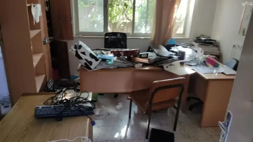 נזקי פשיטת כוחות צה"ל על משרדי ארגונים פלסטיניים ברמאללה 18 באוגוסט 2022 נזקי פשיטת כוחות צה"ל על משרדי ארגונים פלסטיניים ברמאללה 18 באוגוסט 2022
