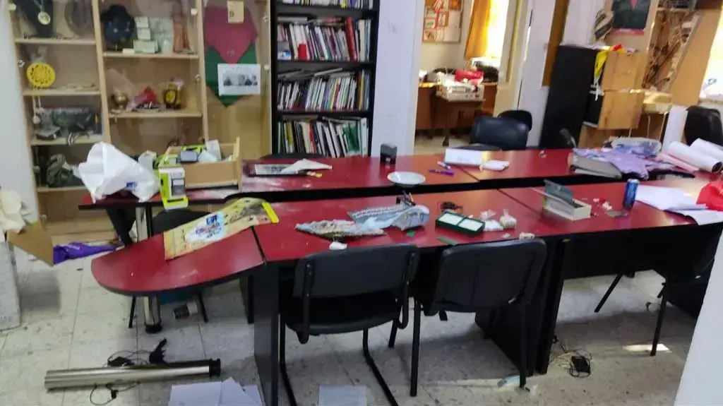 נזקי פשיטת כוחות צה"ל על משרדי ארגונים פלסטיניים ברמאללה 18 באוגוסט 2022 נזקי פשיטת כוחות צה"ל על משרדי ארגונים פלסטיניים ברמאללה 18 באוגוסט 2022
