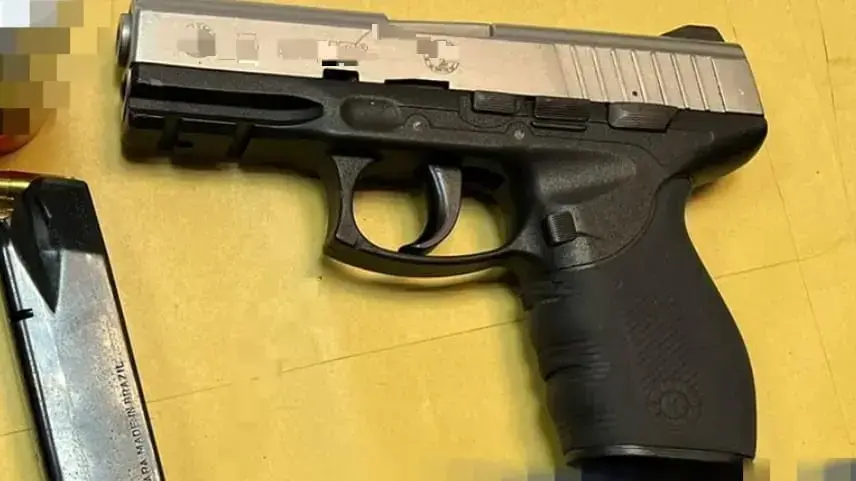 האקדח שנמצא ברשותם של שני החשודים בביצוע נסיון חיסול בחתונת ביתו של יוסי מוסלי האקדח שנמצא ברשותם של שני החשודים בביצוע נסיון חיסול בחתונת ביתו של יוסי מוסלי