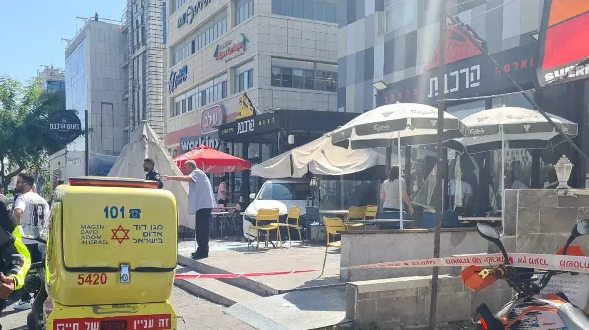 זירת תאונה בין כלי הרכב סמוך למסעדה ברחוב גנרל פייר קניג בירושלים 22 במאי 2022
