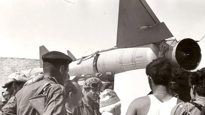 בן גוריון והאלוף ישעיהו (שייקה) גביש בביקור בסיני לאחר מלחמת ששת הימים בן גוריון והאלוף ישעיהו (שייקה) גביש בביקור בסיני לאחר מלחמת ששת הימים
