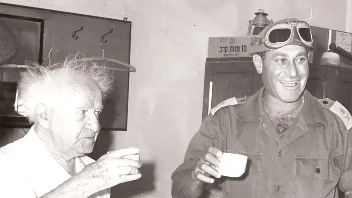 בן גוריון והאלוף ישעיהו (שייקה) גביש בביקור בסיני לאחר מלחמת ששת הימים בן גוריון והאלוף ישעיהו (שייקה) גביש בביקור בסיני לאחר מלחמת ששת הימים