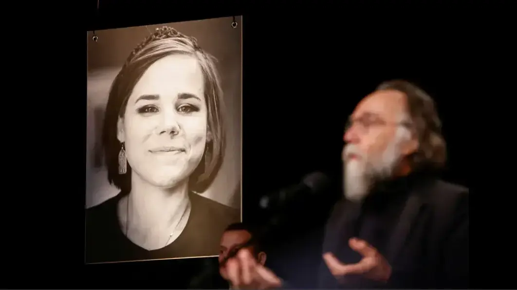 אלכסנדר דוגין ליד ארון הקבורה של בתו דריה דוגינה, מוסקבה אלכסנדר דוגין ליד ארון הקבורה של בתו דריה דוגינה, מוסקבה