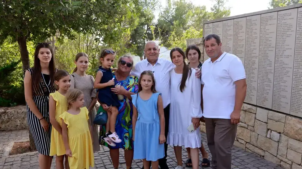 משפחת אודרצ'וק שנמלטה מאוקראינה לביתם של משפחת שמייגר בבאר שבע