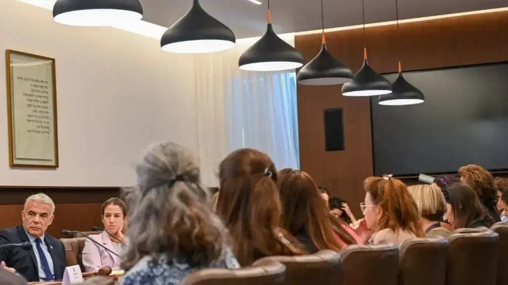 ישיבה במשרד ראש הממשלה לפיד על אלימות במשפחה ישיבה במשרד ראש הממשלה לפיד על אלימות במשפחה