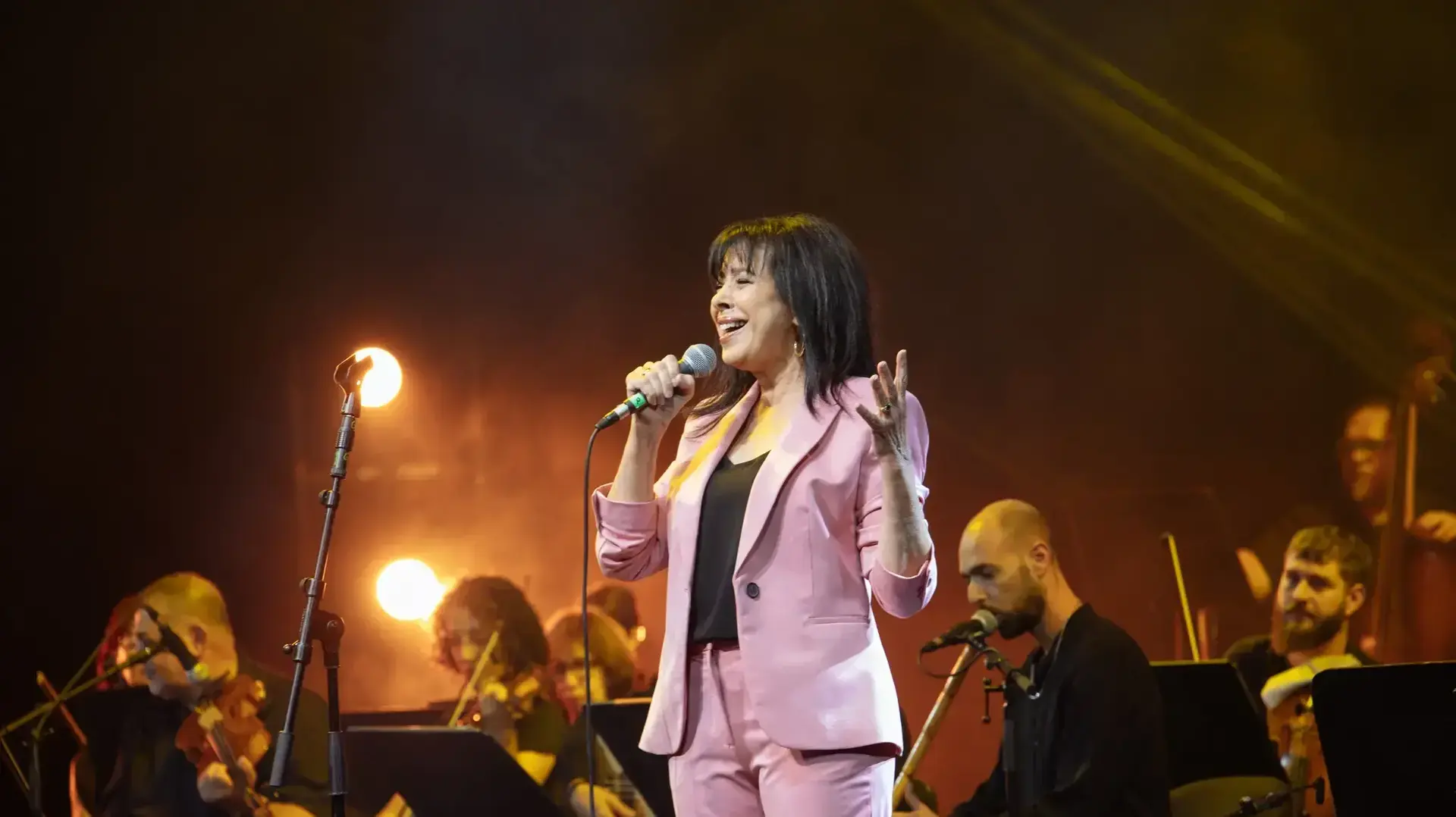 גלי עטרי בערב מחווה לדנה אינטרנשיונל במשכן לאמנויות הבמה בתל אביב, במסגרת חגיגות 20 שנה לייסודו של איגי, ארגון הנוער והצעירים הגאה בישראל. 27 באוגוסט 2022 גלי עטרי בערב מחווה לדנה אינטרנשיונל במשכן לאמנויות הבמה בתל אביב, במסגרת חגיגות 20 שנה לייסודו של איגי, ארגון הנוער והצעירים הגאה בישראל. 27 באוגוסט 2022