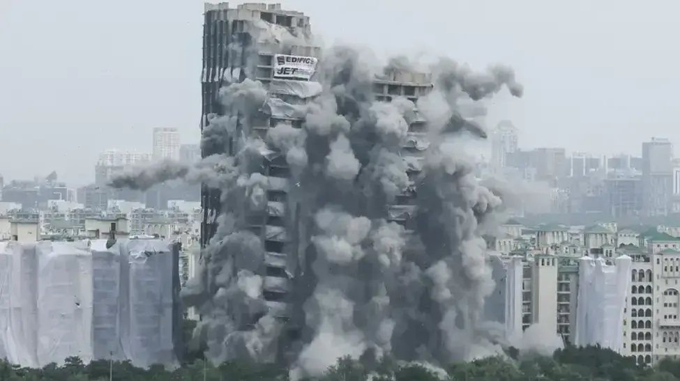 שני גורדי שחקים שנבנו באופן לא חוקי נהרסו ליד דלהי בהודו שני גורדי שחקים שנבנו באופן לא חוקי נהרסו ליד דלהי בהודו