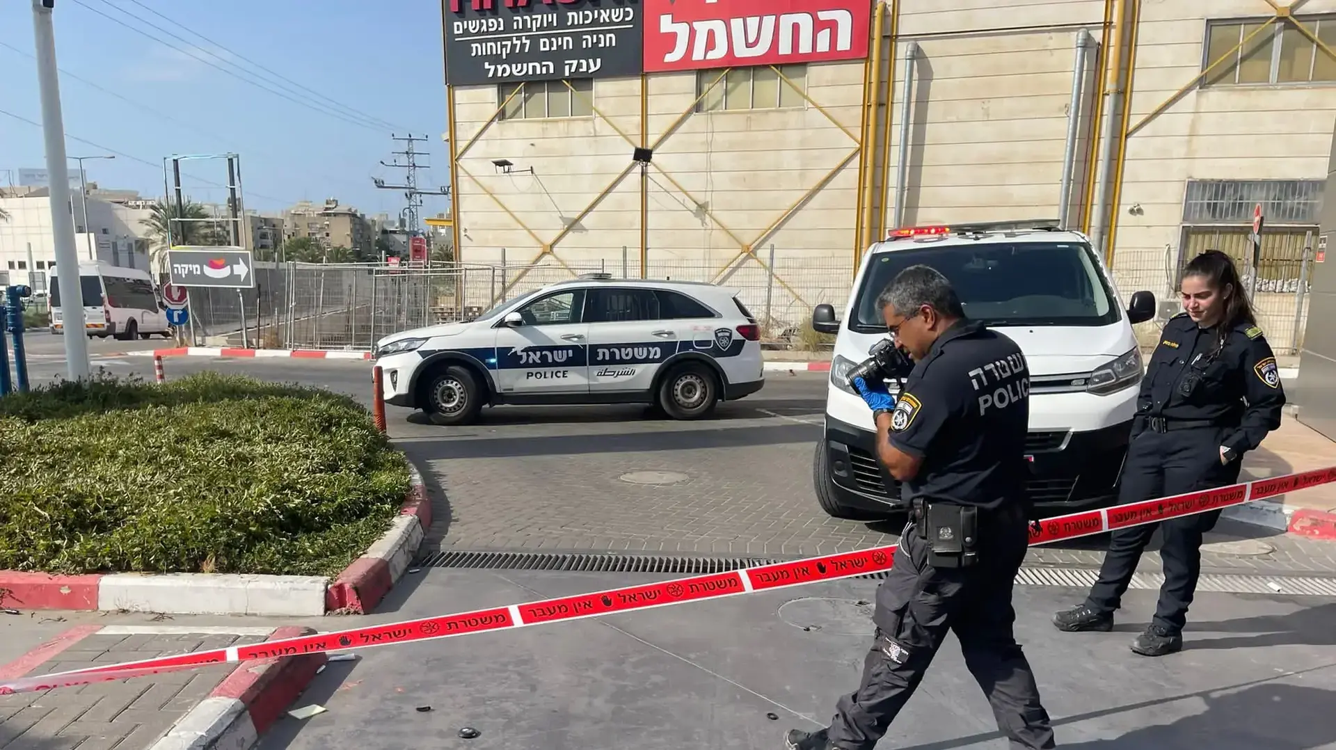 זירת הדקירה של האישה שבקשה לחמם קפה ונקלעה לעימות עם מוכר בחנות נוחות בראשון לציון זירת הדקירה של האישה שבקשה לחמם קפה ונקלעה לעימות עם מוכר בחנות נוחות בראשון לציון