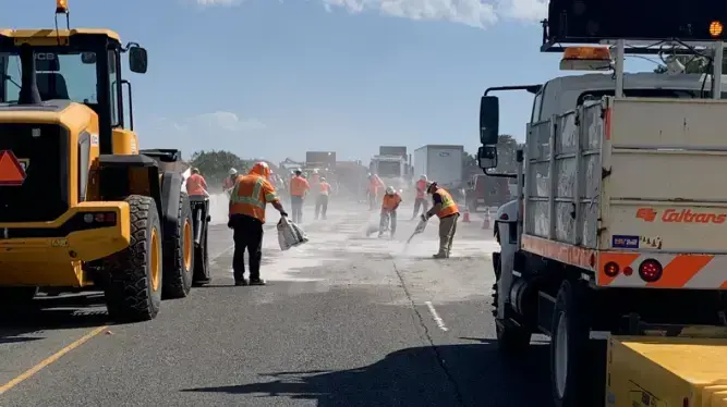 כביש מהיר 80 בקפליפורניה עובר ניקוי לאחר שערות אלפי עגבניות נשפכו עליו כביש מהיר 80 בקפליפורניה עובר ניקוי לאחר שערות אלפי עגבניות נשפכו עליו