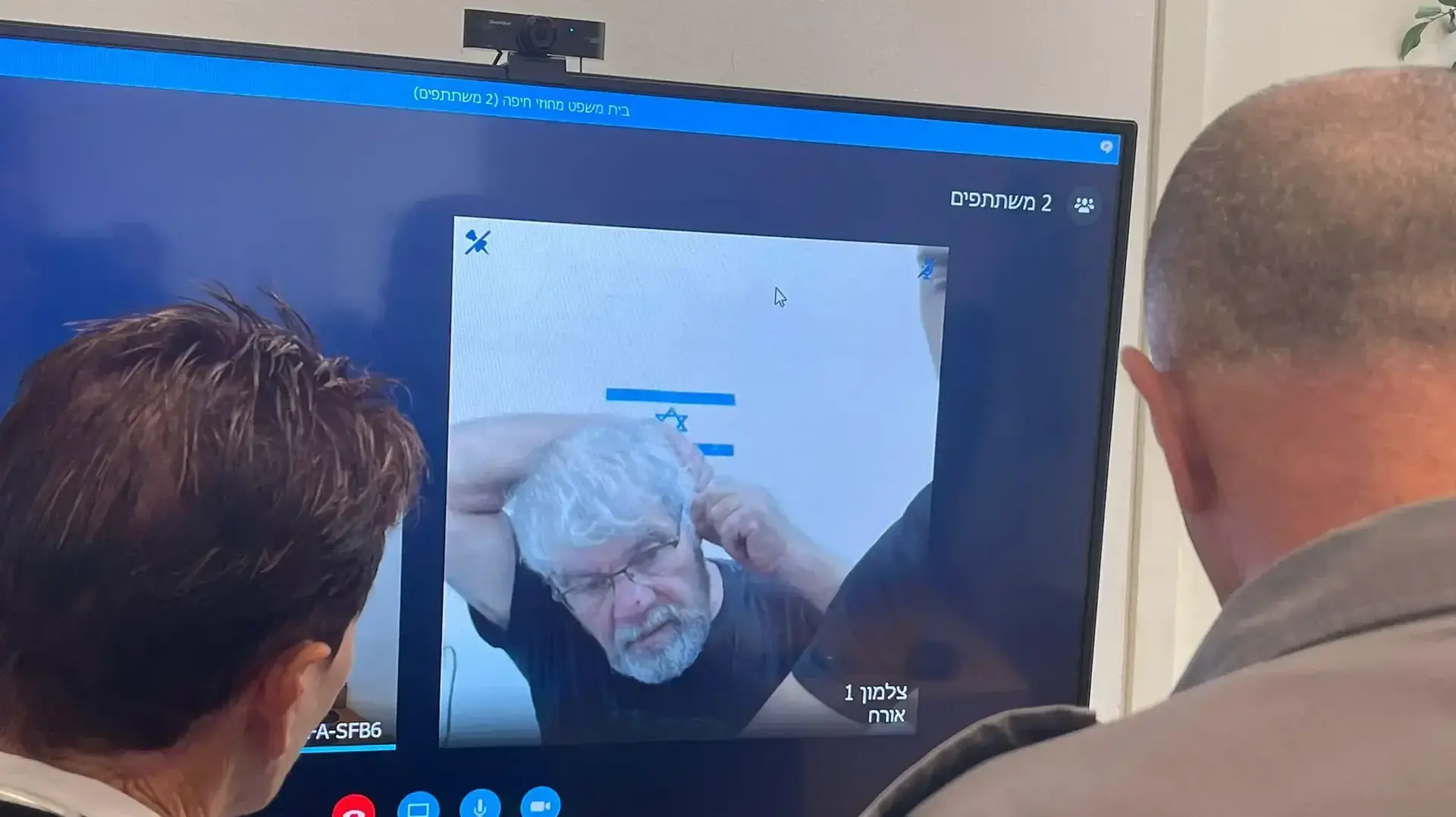 עו״ד תמי אולמן משוחחת עם אורי שחורי, שתקף רכב עם מצ'טה בצפון 30 באוגוסט 2022 עו״ד תמי אולמן משוחחת עם אורי שחורי, שתקף רכב עם מצ'טה בצפון 30 באוגוסט 2022