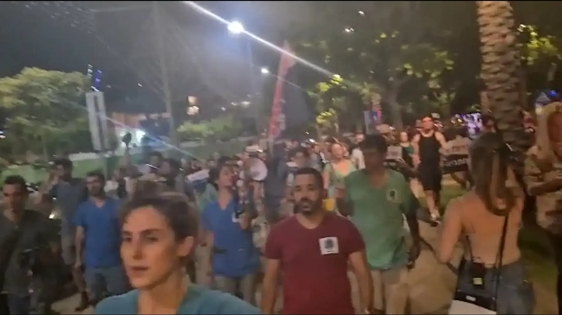 מאות מתמחים מפגינים ברחבת הבימה בתל אביב במחאה על אורך התורנויות