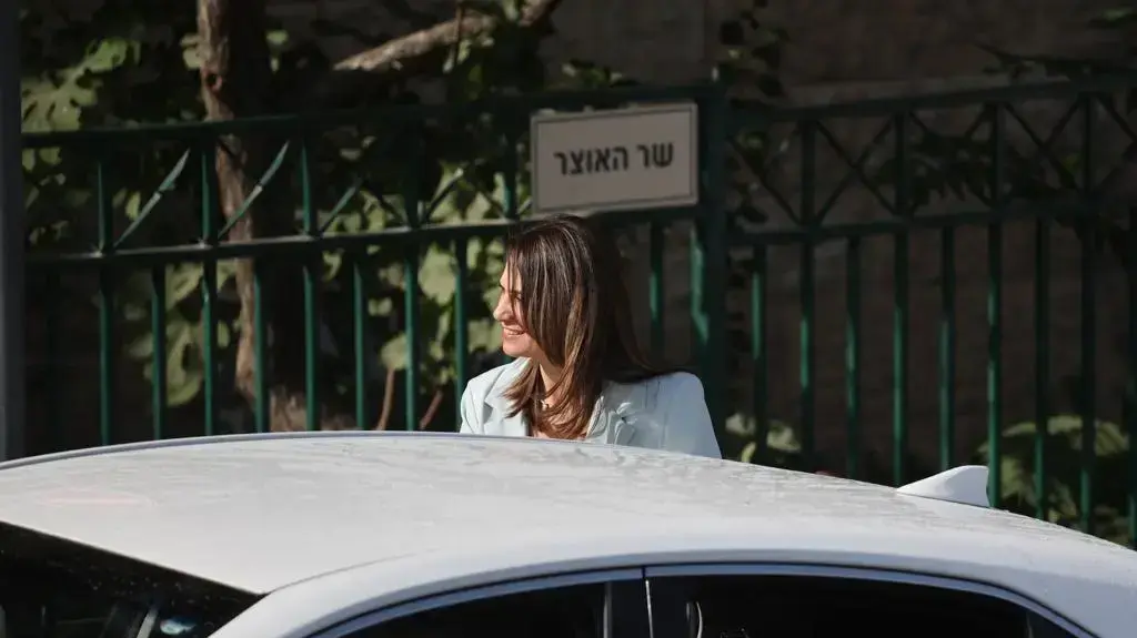 שרת החינוך יפעת שאשא ביטון לאחר המו"מ הלילי עם האוצר לגבי שביתת והסכמי השכר של המורים, משרד האוצר, ירושלים, 31 באוגוסט 2022 שרת החינוך יפעת שאשא ביטון לאחר המו"מ הלילי עם האוצר לגבי שביתת והסכמי השכר של המורים, משרד האוצר, ירושלים, 31 באוגוסט 2022