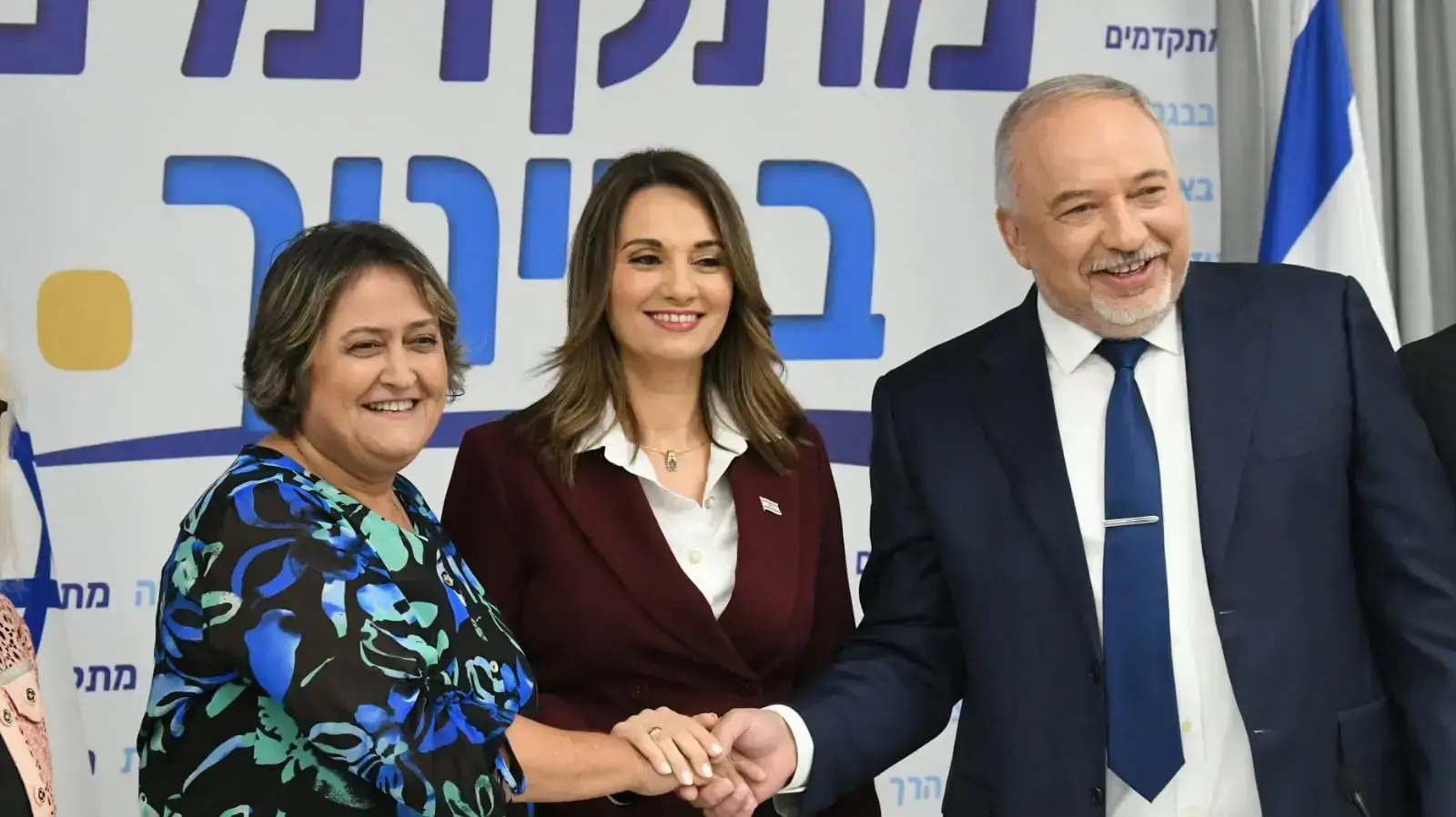 שר האוצר אביגדור ליברמן, שרת החינוך יפעת שאשא ביטון ומזכ"לית הסתדרות המורים יפה בן דויד. 31 באוגוסט 2022