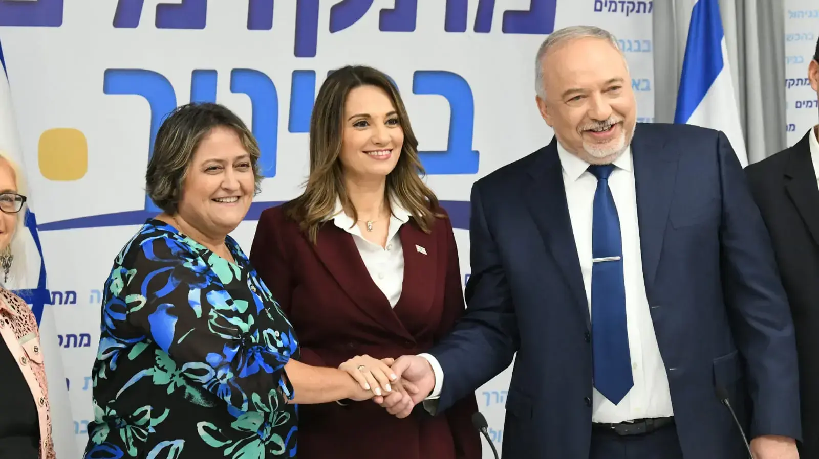 שר האוצר אביגדור ליברמן, שרת החינוך יפעת שאשא ביטון ומזכ"לית הסתדרות המורים יפה בן דויד. 31 באוגוסט 2022 שר האוצר אביגדור ליברמן, שרת החינוך יפעת שאשא ביטון ומזכ"לית הסתדרות המורים יפה בן דויד. 31 באוגוסט 2022