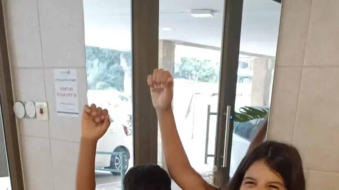 פותחים את שנת הלימודים: אור ונויה, הילדים של דורון מנחם פותחים את שנת הלימודים: אור ונויה, הילדים של דורון מנחם