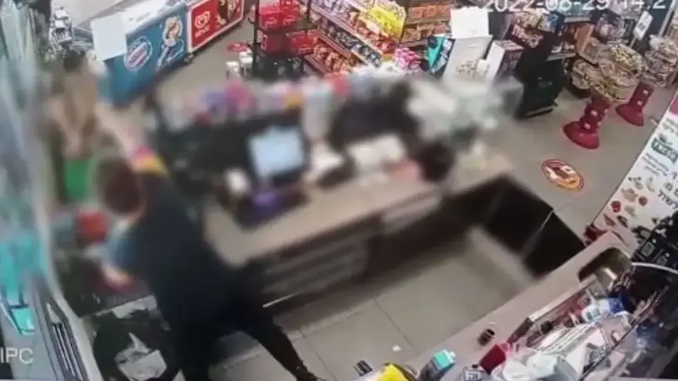 עובד בחנות נוחות דקר לקוחה באמצעות בקבוק שבור, על רקע דרישתה "לחמם את כוס הקפה" עובד בחנות נוחות דקר לקוחה באמצעות בקבוק שבור, על רקע דרישתה "לחמם את כוס הקפה"
