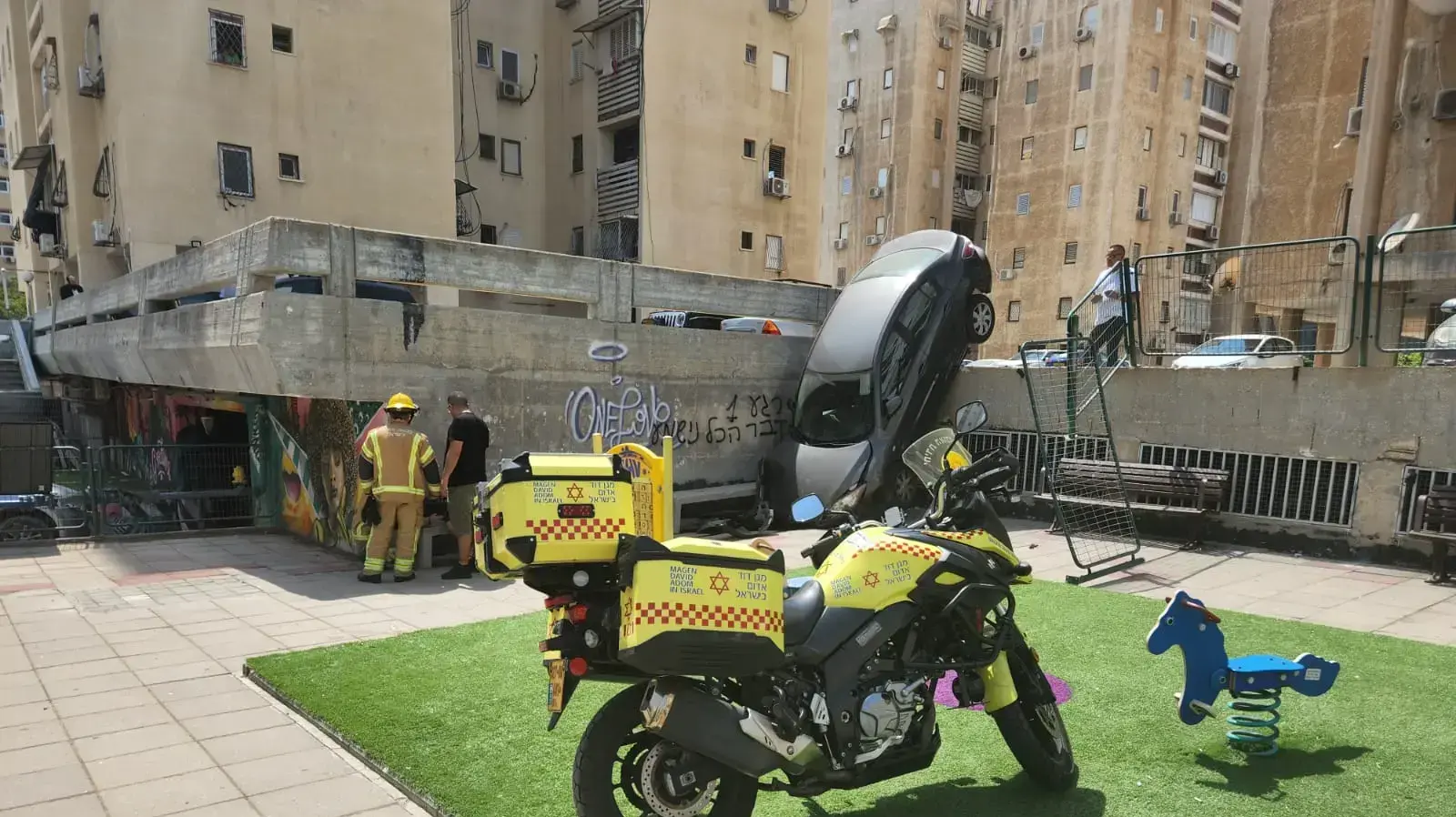 רכב נפל מחומה בחצר בניין ברחוב החובלים לתוך גן שעשועים, אשדוד, 1 בספטמבר 2022 רכב נפל מחומה בחצר בניין ברחוב החובלים לתוך גן שעשועים, אשדוד, 1 בספטמבר 2022