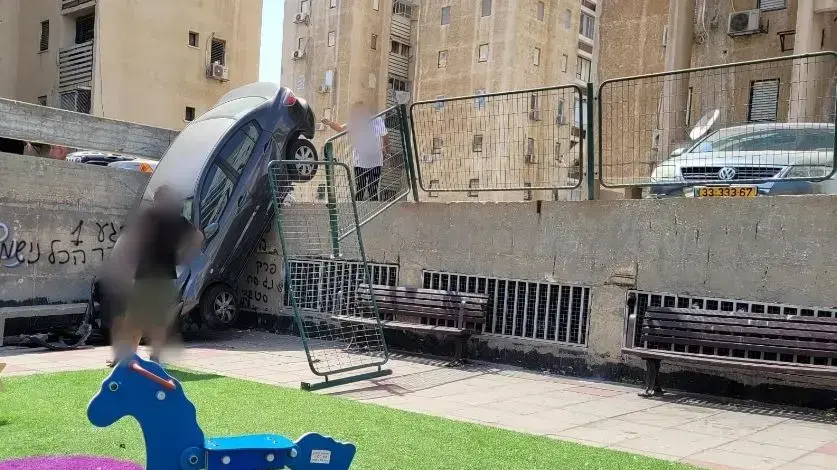 רכב נפל מחומה בחצר בניין ברחוב החובלים לתוך גן שעשועים, אשדוד, 1 בספטמבר 2022 רכב נפל מחומה בחצר בניין ברחוב החובלים לתוך גן שעשועים, אשדוד, 1 בספטמבר 2022