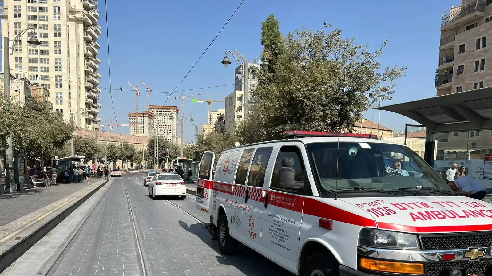 הולך רגל בן 45 נפצע קשה מפגיעת הרכבת הקלה בירושלים. ניידת אמבולס על מסילות הרכבת. 2 בספטמבר 2022 הולך רגל בן 45 נפצע קשה מפגיעת הרכבת הקלה בירושלים. ניידת אמבולס על מסילות הרכבת. 2 בספטמבר 2022
