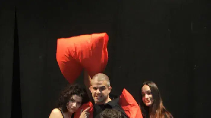 מתוך הקברט "מלחמת כריות השנייה" מתוך הקברט "מלחמת כריות השנייה"
