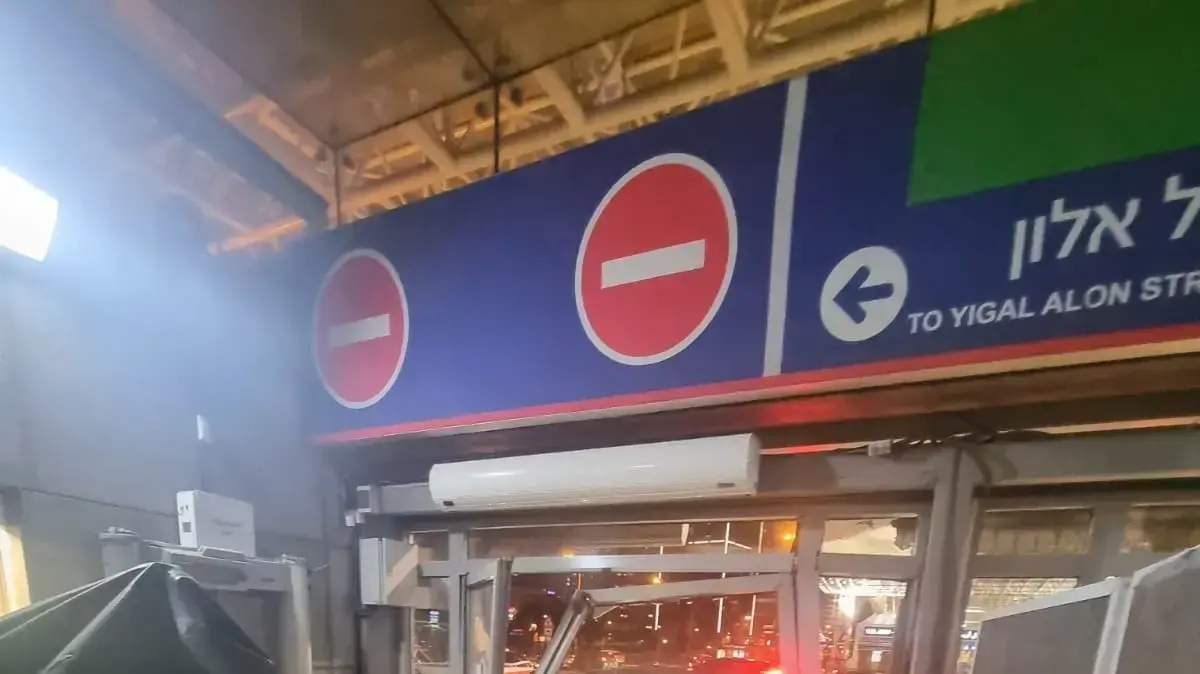 רכב שהתנגש בכניסה לתחנת תל אביב השלום של הרכבת רכב שהתנגש בכניסה לתחנת תל אביב השלום של הרכבת