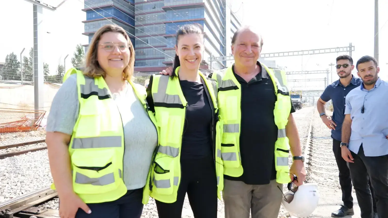 שרת התחבורה מרב מיכאלי ליד מסילות רכבת ישראל שרת התחבורה מרב מיכאלי ליד מסילות רכבת ישראל