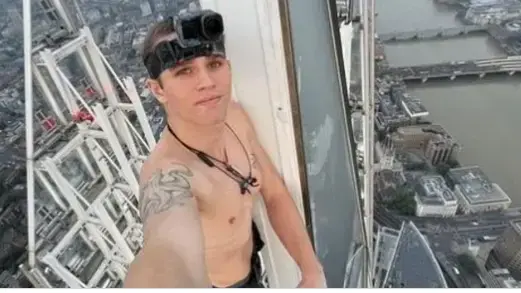מטפס על מגדל שארד בלונדון מטפס על מגדל שארד בלונדון