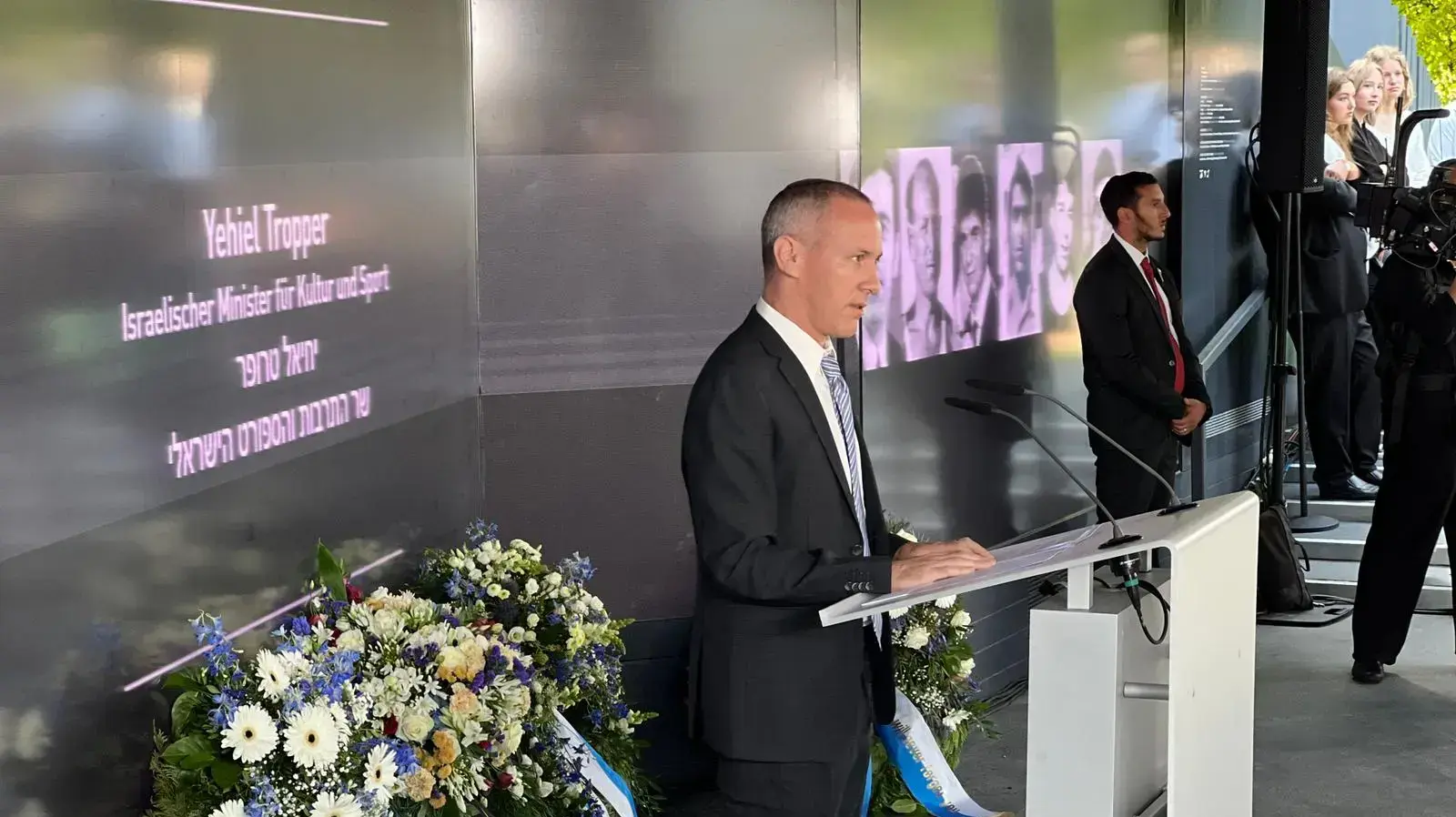 שר התרבות והספורט, חיילי טרופר במהלך טקס ההנצחה אנדרטה לזכר י״א החללים בפארק האולימפי במינכן 5 בספטמבר 2022 שר התרבות והספורט, חיילי טרופר במהלך טקס ההנצחה אנדרטה לזכר י״א החללים בפארק האולימפי במינכן 5 בספטמבר 2022