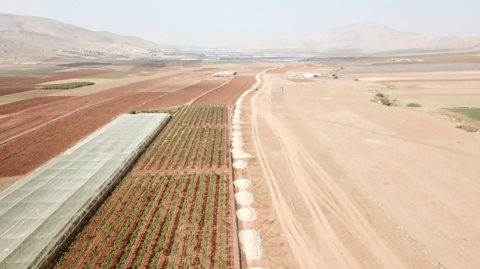 שביל שנפרץ מכביש אלון בבקעה אליו נמלטו המחבלים ברכבם שביל שנפרץ מכביש אלון בבקעה אליו נמלטו המחבלים ברכבם
