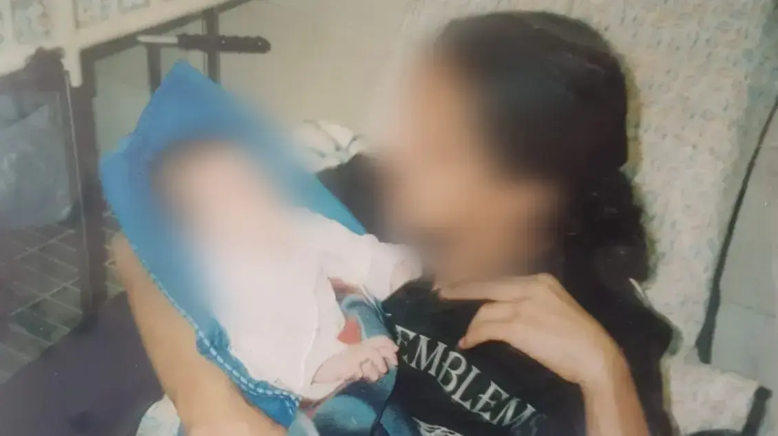 הנאנסת יחד עם הבת שנולדה מאונס אביה. התינוקת מתה בגיל 9 חודשים הנאנסת יחד עם הבת שנולדה מאונס אביה. התינוקת מתה בגיל 9 חודשים