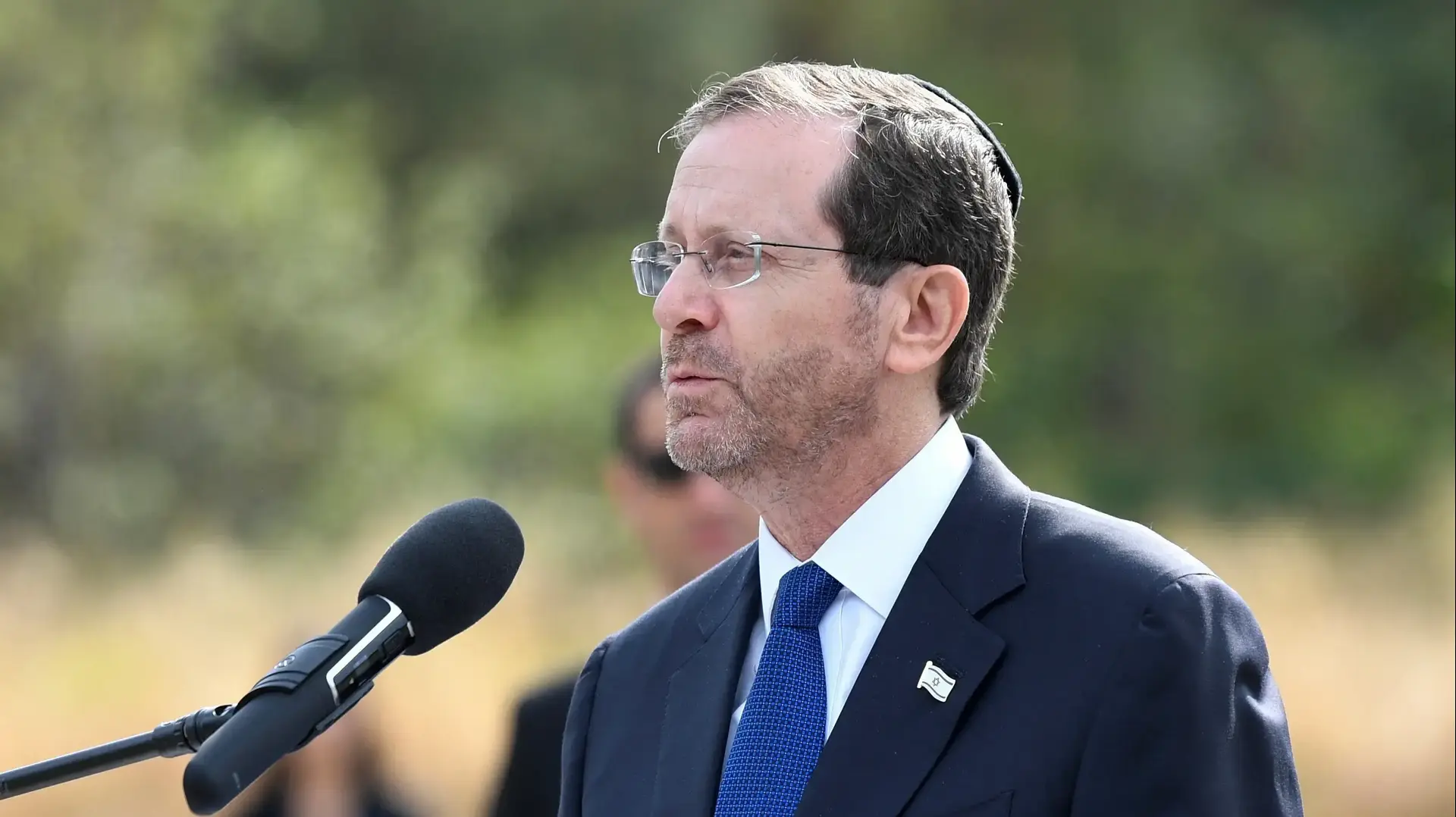 נשיא המדינה, יצחק הרצוג באתר הזיכרון במחנה הריכוז ברגן-בלזן 6 בספטמבר 2022 נשיא המדינה, יצחק הרצוג באתר הזיכרון במחנה הריכוז ברגן-בלזן 6 בספטמבר 2022
