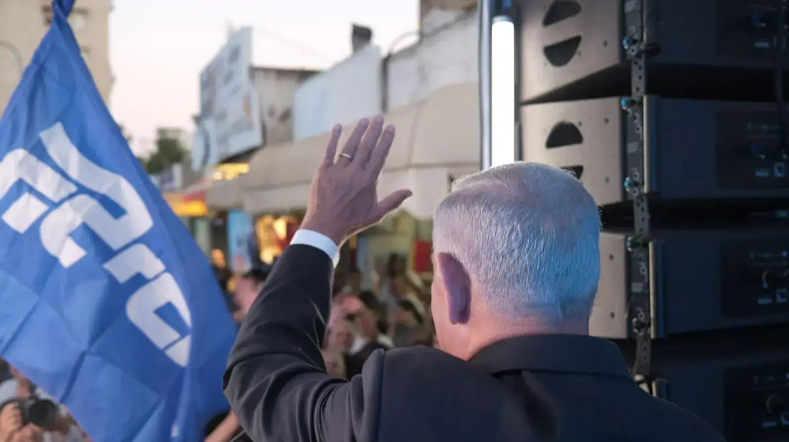 בנימין נתניהו באוטובוס עם הזכוכית המשוריינת