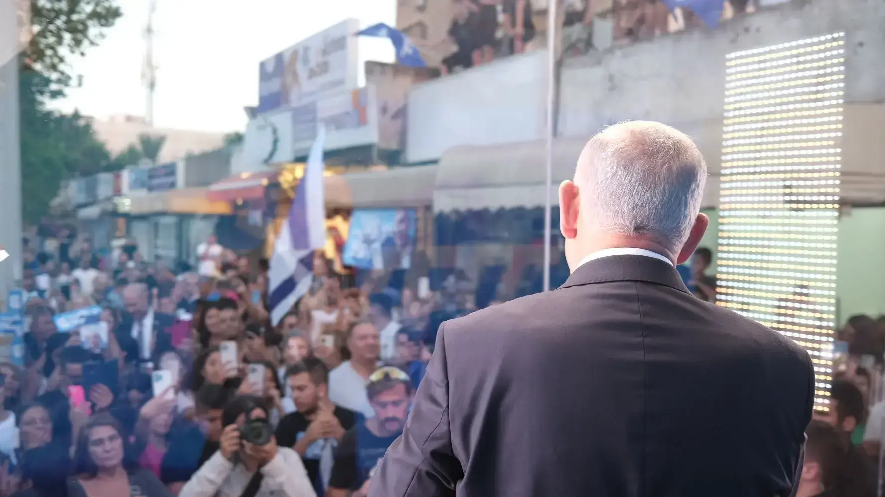 בנימין נתניהו באוטובוס עם הזכוכית המשוריינת בנימין נתניהו באוטובוס עם הזכוכית המשוריינת