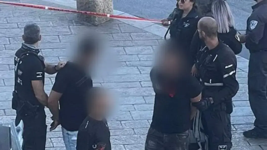 נעצר שוהה בלתי חוקי שהחזיק רובה סער מסוג קלאצ'ניקוב ושני מטעני צינור, ככיר השעון יפו, 8 בספטמבר 2022
