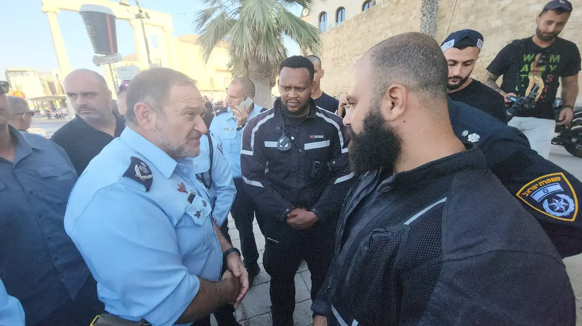 מפכ"ל המשטרה קובי שבתאי בזירה בה פלסטיני נעצר עם קרלו ושני מטעני צינור, ככיר השעון יפו, 8 בספטמבר 2022