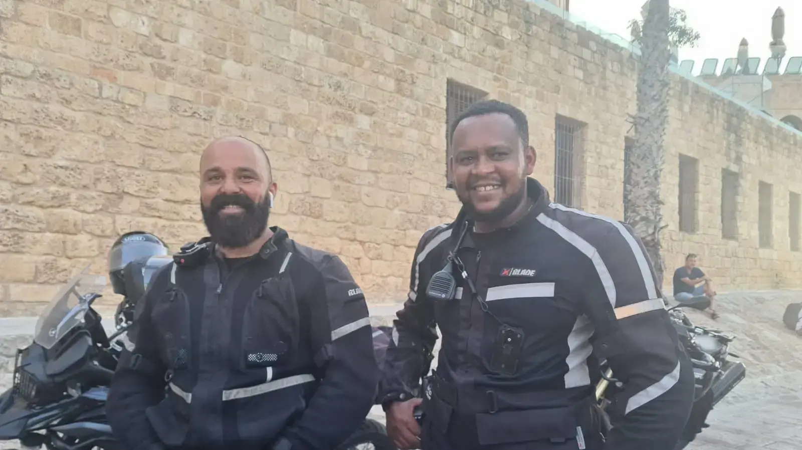 השוטרים רס״ר שריף חסון ורס״ר מוהבאו מנגיסטושעצרו את הפלסטיני שהחזיק רובה ושני מטעני צינור, ככיר השעון יפו, 8 בספטמבר 2022 השוטרים רס״ר שריף חסון ורס״ר מוהבאו מנגיסטושעצרו את הפלסטיני שהחזיק רובה ושני מטעני צינור, ככיר השעון יפו, 8 בספטמבר 2022