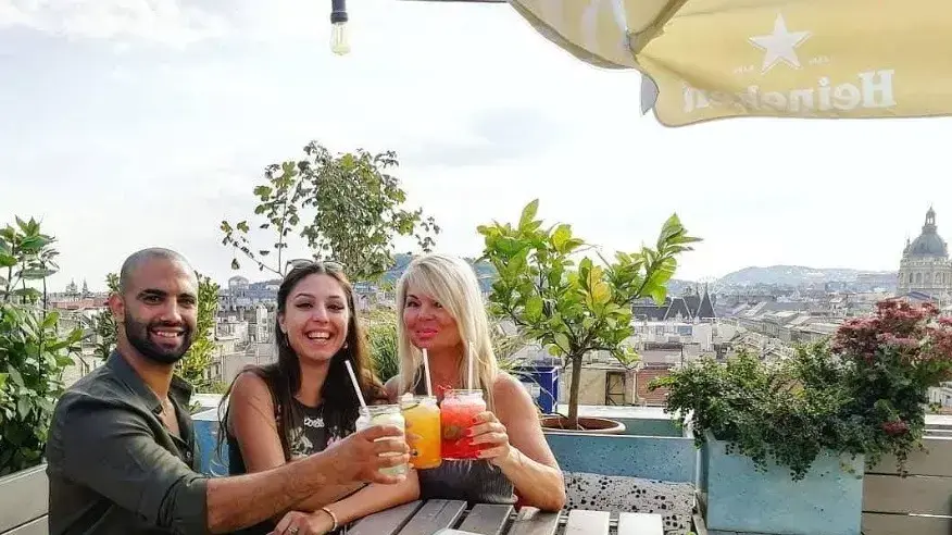 תאופיק נסארה הנאשם ברצח חברתו עם החברה כריסטינה קובאץ' ואמה מוניקה קקאי בצילום משולש תאופיק נסארה הנאשם ברצח חברתו עם החברה כריסטינה קובאץ' ואמה מוניקה קקאי בצילום משולש
