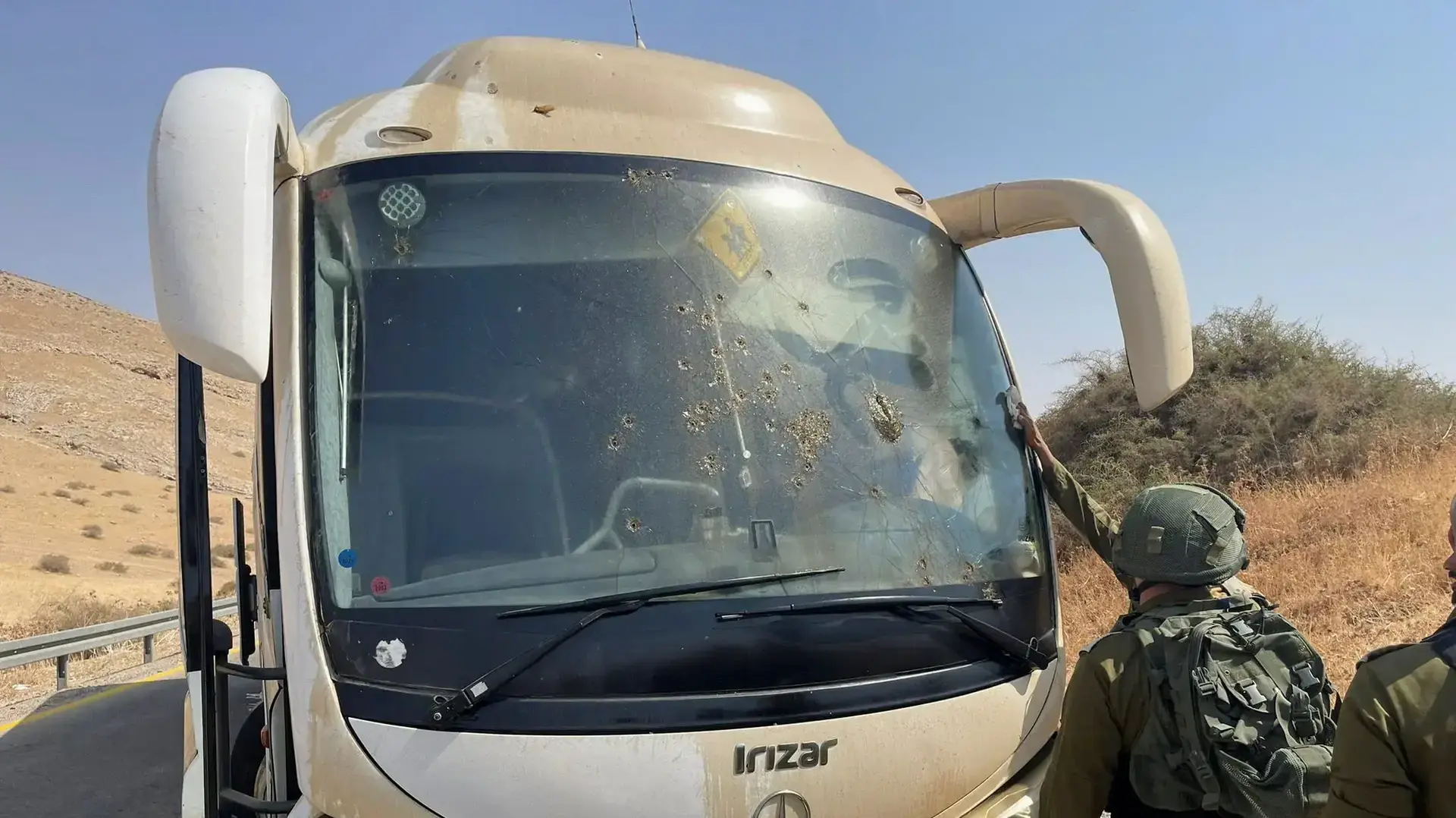 חיילים בוחנים את האוטובוס שנפגע בפיגוע ירי בבקעת הירדן, 4 בספטמבר 2022 חיילים בוחנים את האוטובוס שנפגע בפיגוע ירי בבקעת הירדן, 4 בספטמבר 2022