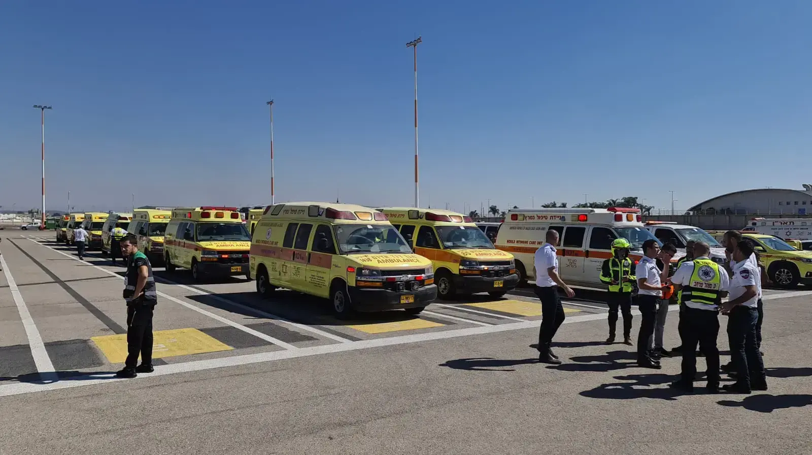 צוותי מד"א ממתינים בשדה התעוה לקראת נחיתת חירום 12 בספטמבר 2022 צוותי מד"א ממתינים בשדה התעוה לקראת נחיתת חירום 12 בספטמבר 2022