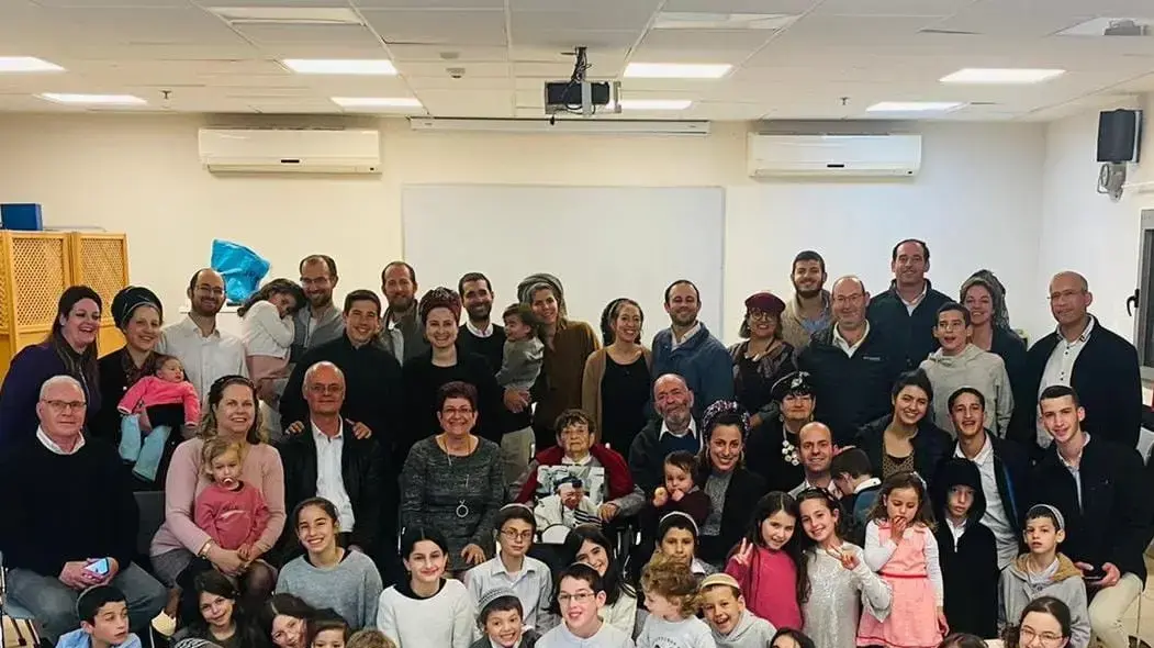 אלקה בורנשטיין עם משפחתה- ילדים, נכדים ונינים אלקה בורנשטיין עם משפחתה- ילדים, נכדים ונינים