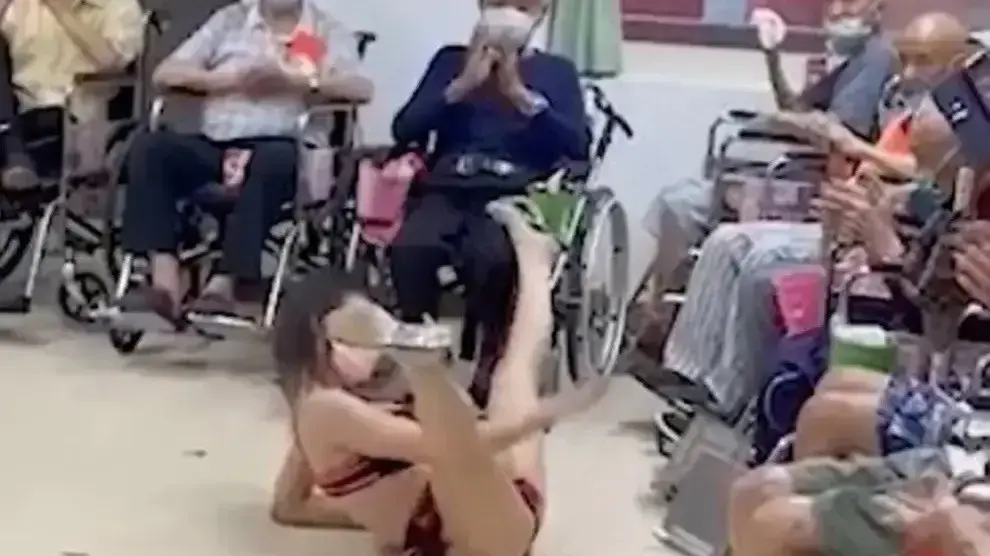 חשפנית הופיעה בפני קשישים בבית אבות
