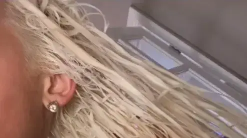 זה מה שקורה כשמחמצנים שיער בבית