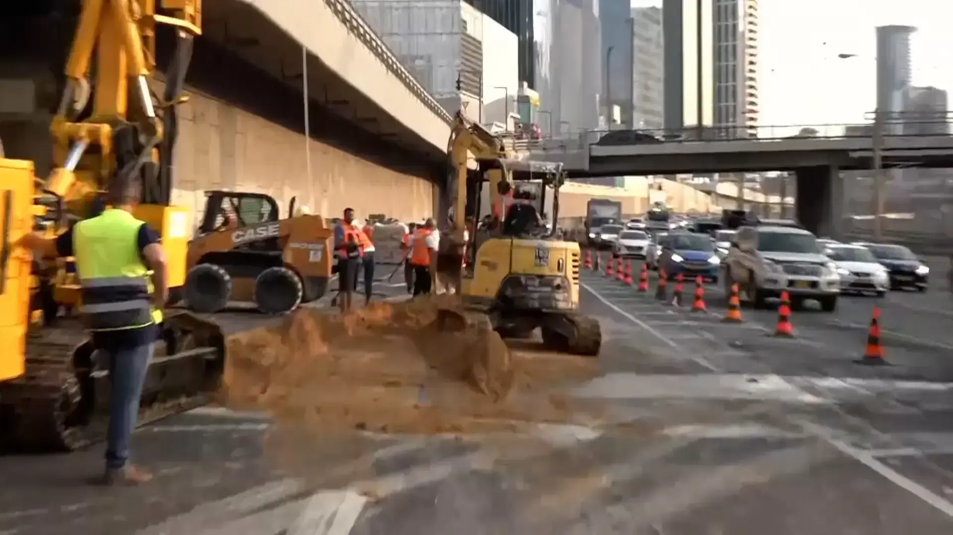 הבוקר שאחרי הבולען: נתיבי איילון נפתחו לתנועה, תנועת הרכבות בתל אביב חודשה
18.09.22