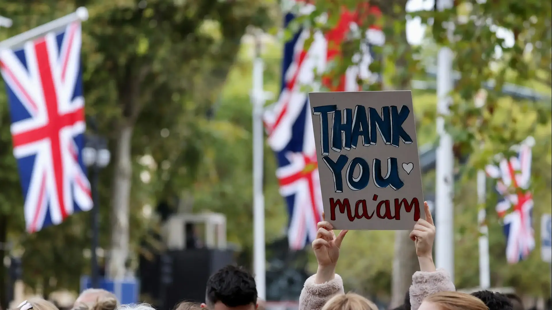 המונים מחכים בצידי המסלול בו יעבור ארון המלכה אליזבת השנייה בלונדון, 19 בספטמבר 2022