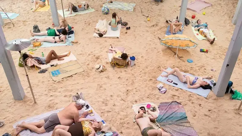 האופרה "Sun and Sea" שיצרו רוגילה ברדג'וקייטה, וייבה גרייניטה ולינה לפליטה האופרה "Sun and Sea" שיצרו רוגילה ברדג'וקייטה, וייבה גרייניטה ולינה לפליטה