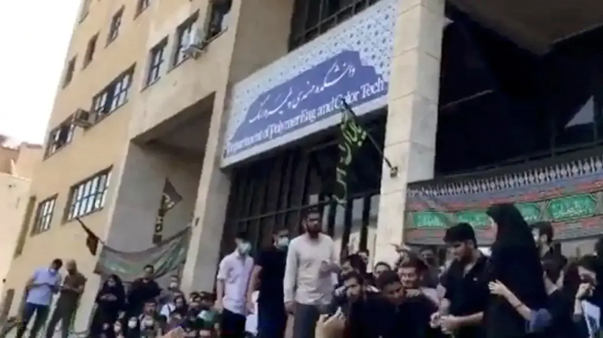 סטודנטים בהפגנה בעקבות מותה של מחסה אמיני בטהרן, 19 בספטמבר 2022