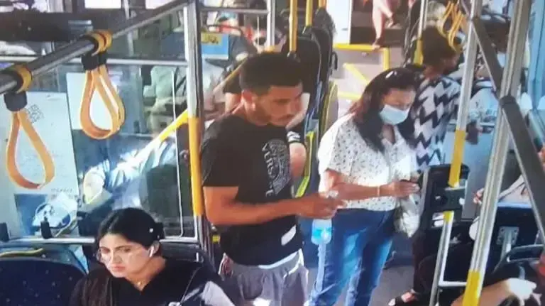מוסא צרצור, החשוד ברצח בחולון נוסע באוטובוס לאחר הפיגוע 21 בספטמבר 2022
מוסא צרצור, החשוד ברצח בחולון נוסע באוטובוס לאחר הפיגוע 21 בספטמבר 2022