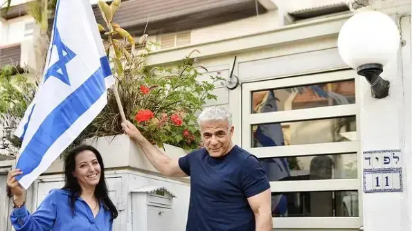 יאיר וליהיא לפיד בפתח ביתם ברמת אביב ג'
